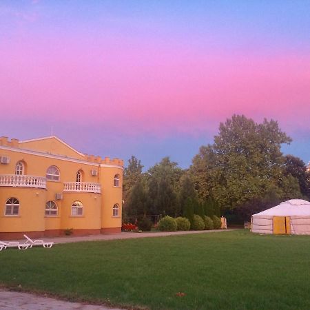 Kastély Panzió Hajduszoboszlo Exterior foto
