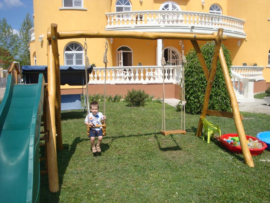 Kastély Panzió Hajduszoboszlo Exterior foto