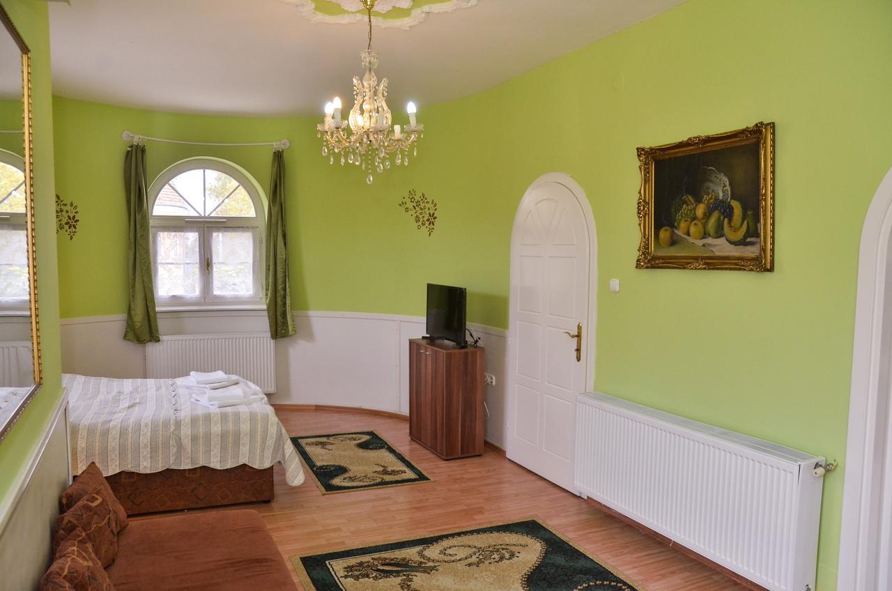 Kastély Panzió Hajduszoboszlo Exterior foto