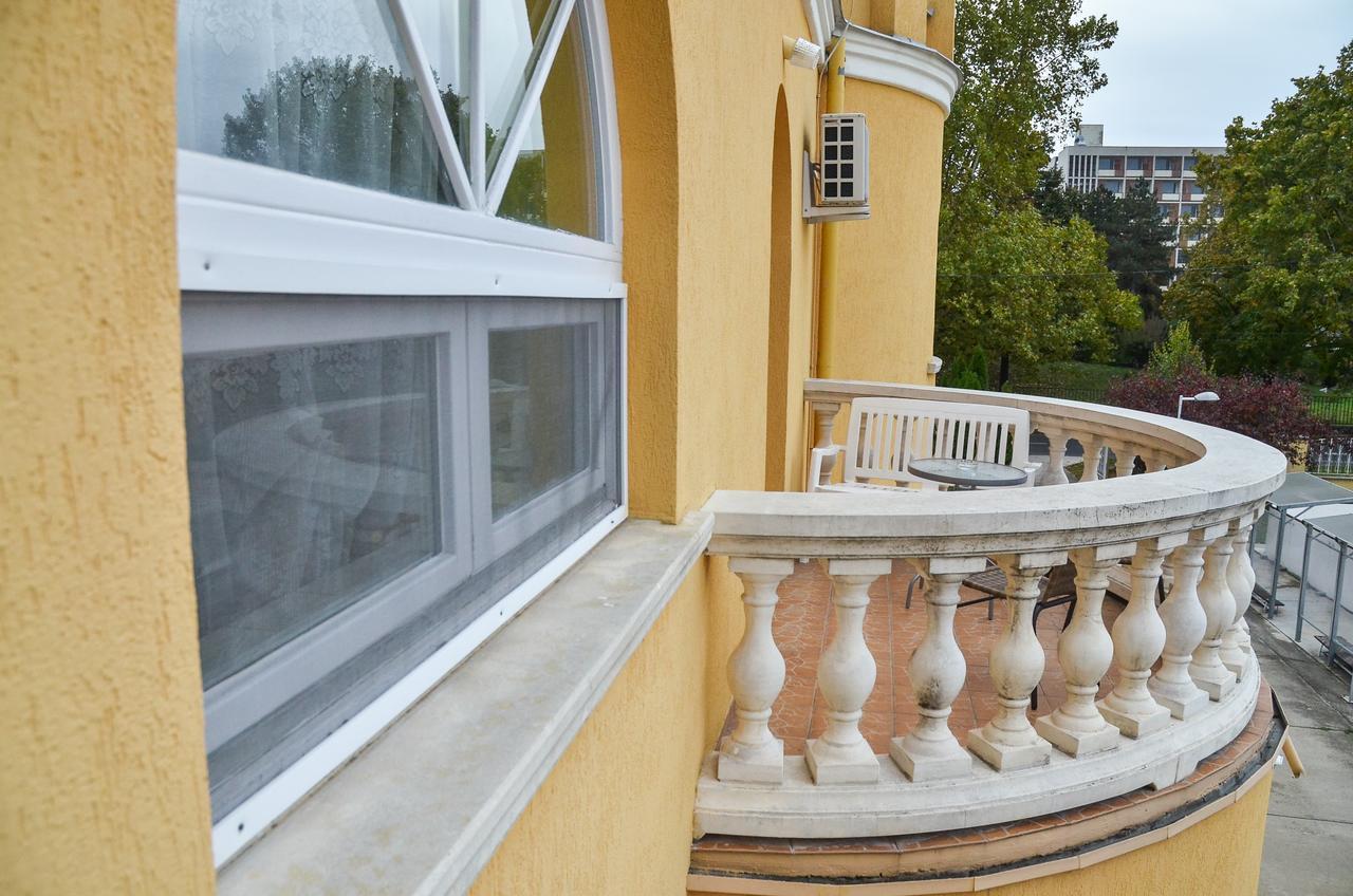 Kastély Panzió Hajduszoboszlo Exterior foto