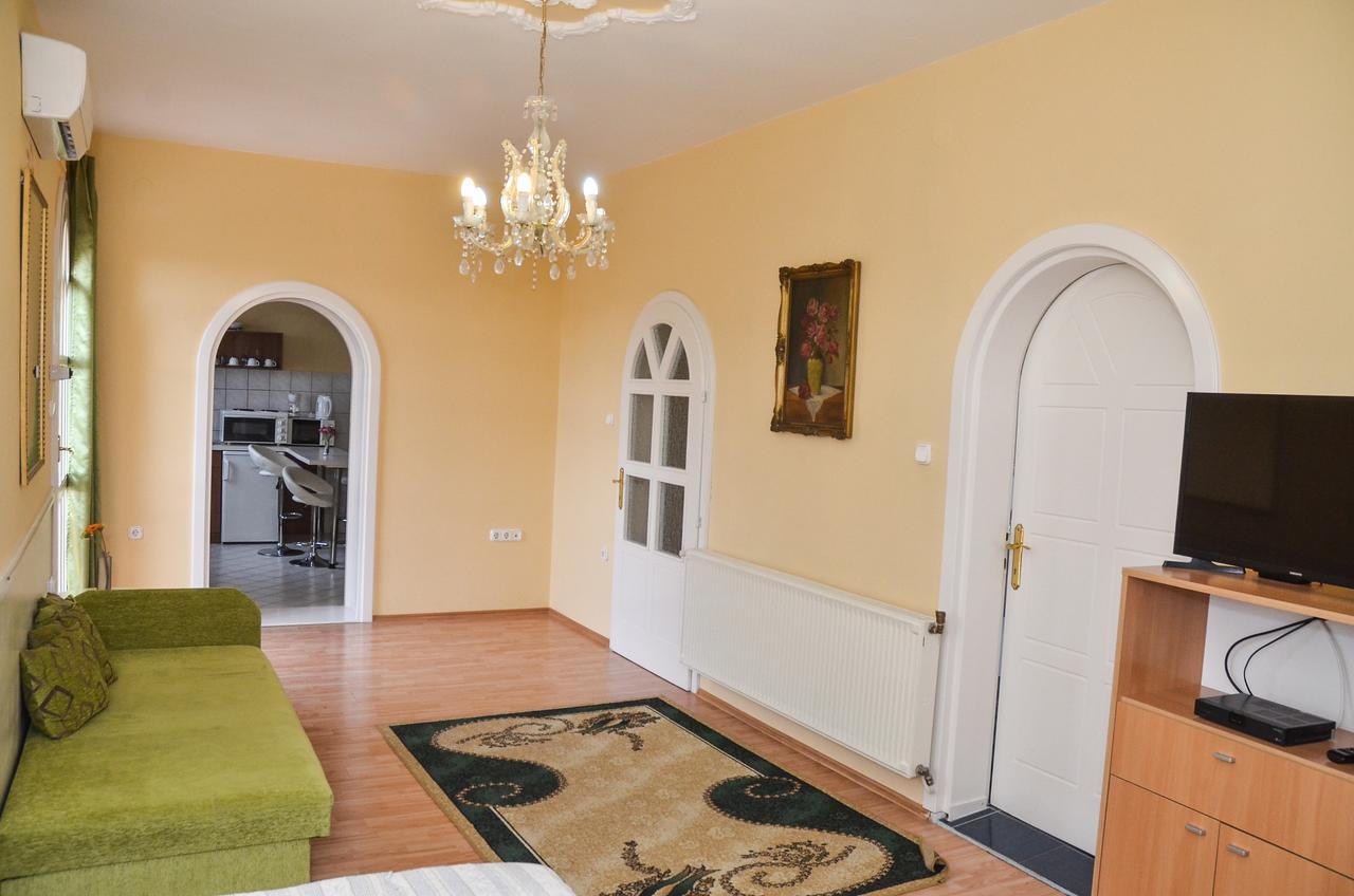 Kastély Panzió Hajduszoboszlo Exterior foto