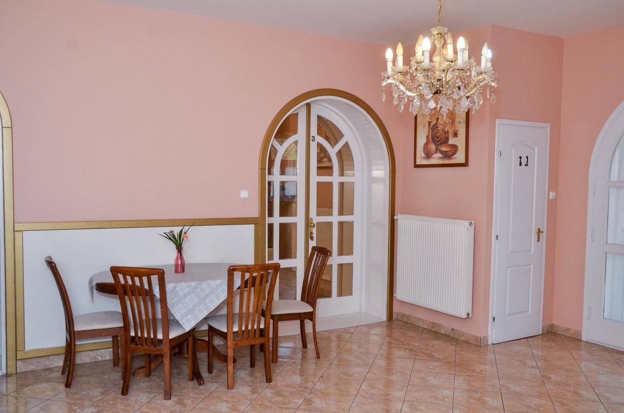 Kastély Panzió Hajduszoboszlo Exterior foto